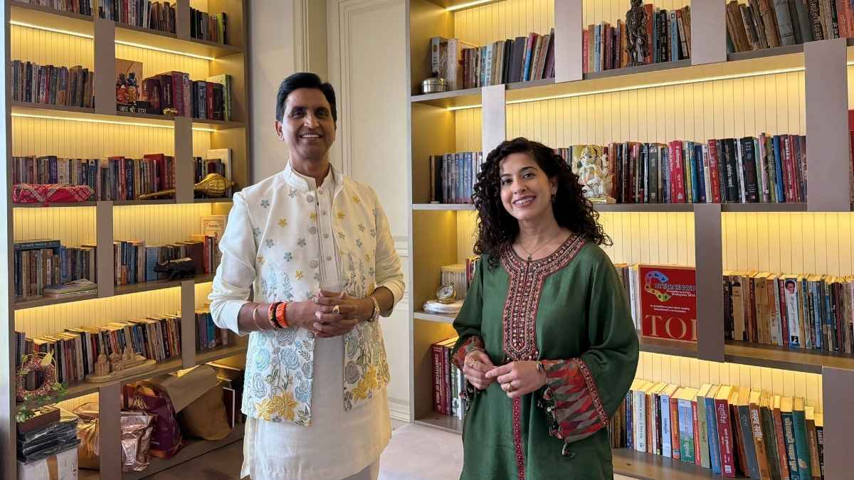 Kumar Vishwas Feels Everyone Should Read THESE 2 Books At Least Once In Their Lives