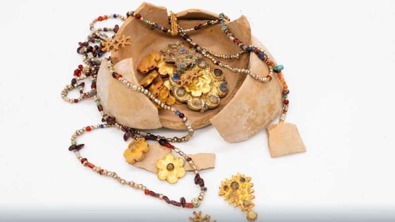 Saudi Heritage Commission Discovers Abbasid-Era Gold Jewellery In Qassim; Details Inside