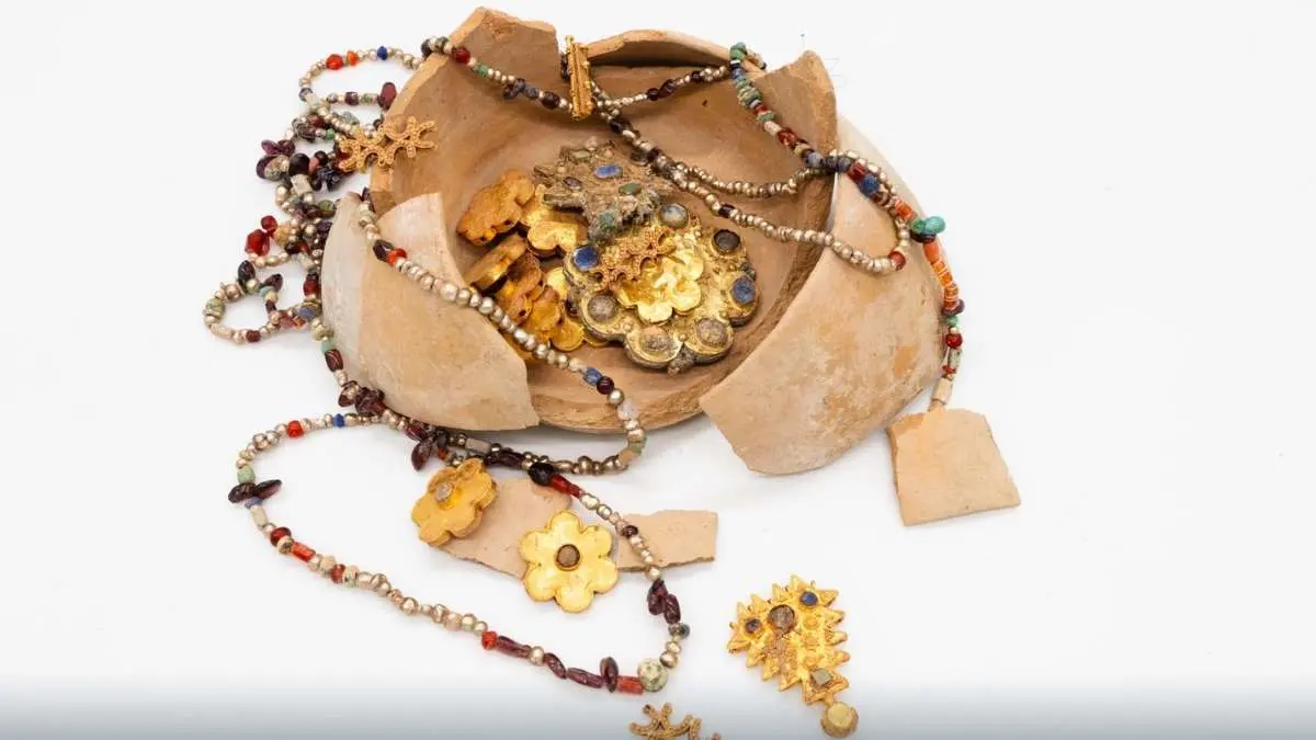 Saudi Heritage Commission Discovers Abbasid-Era Gold Jewellery In Qassim; Details Inside