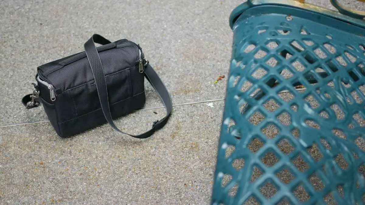Dubai Police Returns Lost Bag With 150 Gm Of Gold & USD20,000 To Traveller On DXB