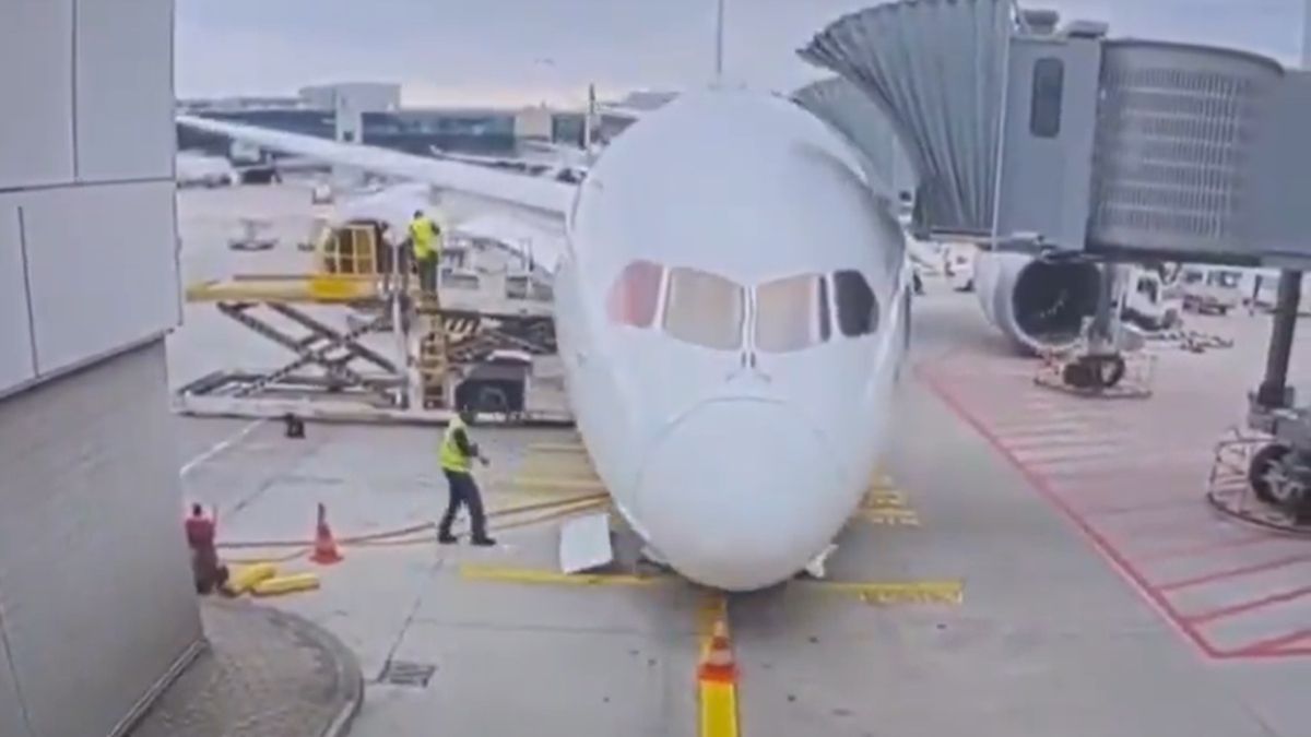Video Shows Lufthansa Boeing 787’s Nose Gear Collapse At Frankfurt Airport, Injuring Ground Staff
