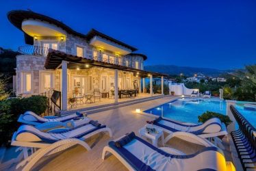 luxury influencer travel