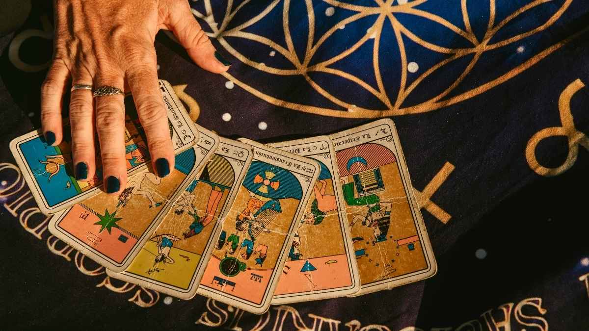 5 Restaurants In India For Tarot Readings, Mentalist Shows & Psychic Sessions