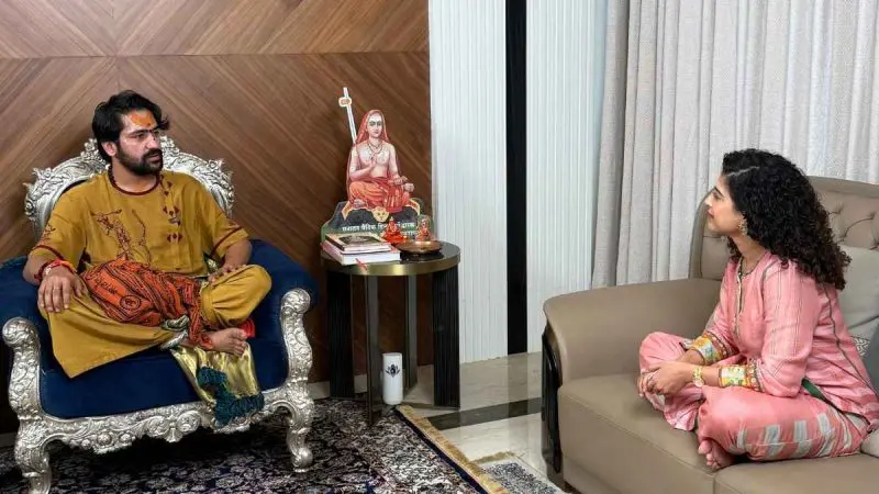 “Charitravaan & Charitraheen,” Bageshwar Baba Reveals There Are Two Kinds Of Chai!