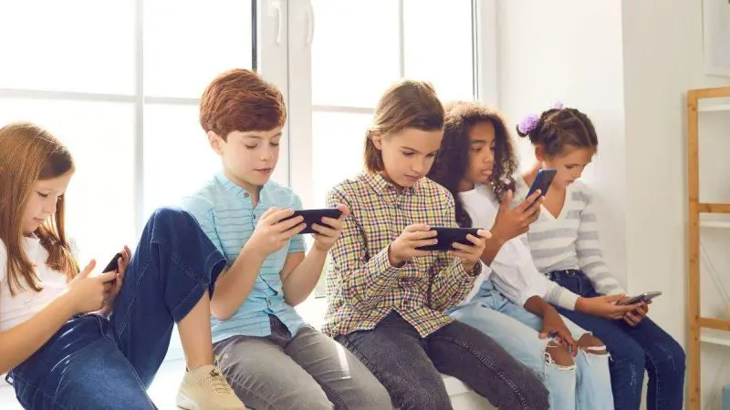 France Becomes The 1st EU Nation To Ban Social Media For Children Under 15