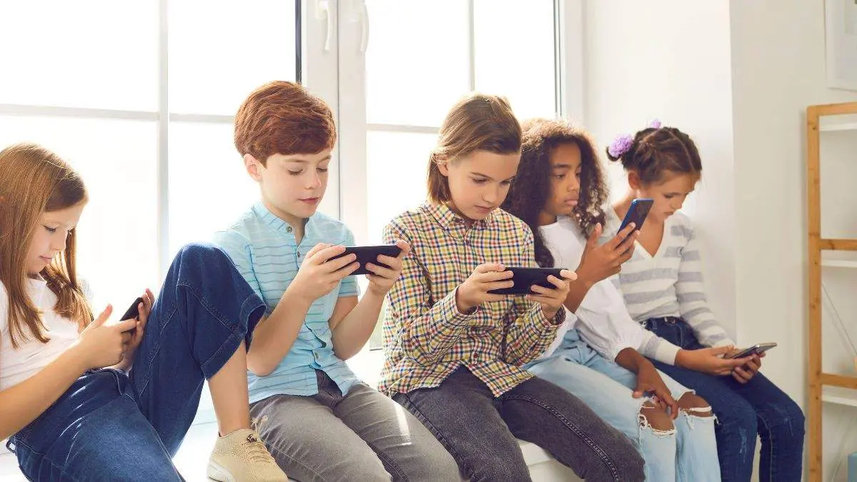 France Becomes The 1st EU Nation To Ban Social Media For Children Under 15