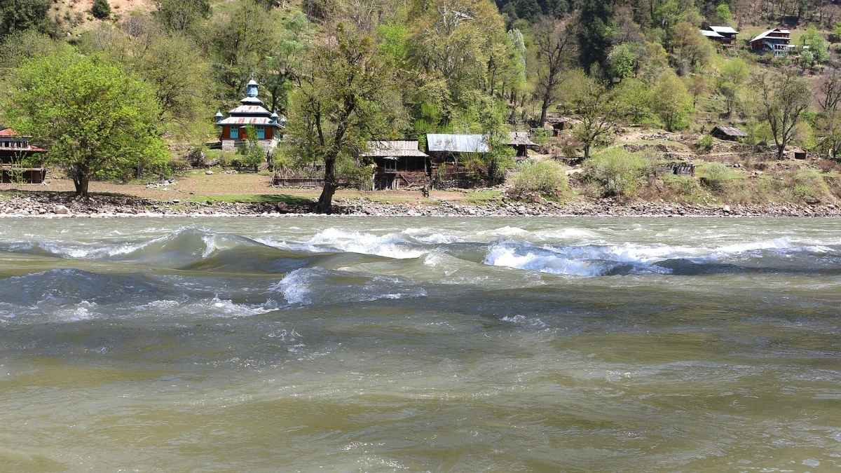 This North Kashmir Border Village Is Winning Hearts With Its Scenic Beauty & Border Tourism