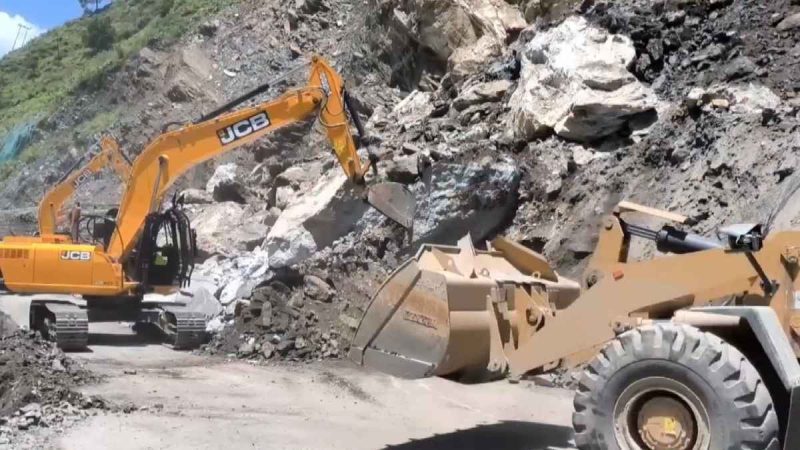 Jammu-Srinagar Highway Hit By Landslide; 1,700 Trucks Stranded, Amarnath Convoy Moves Ahead