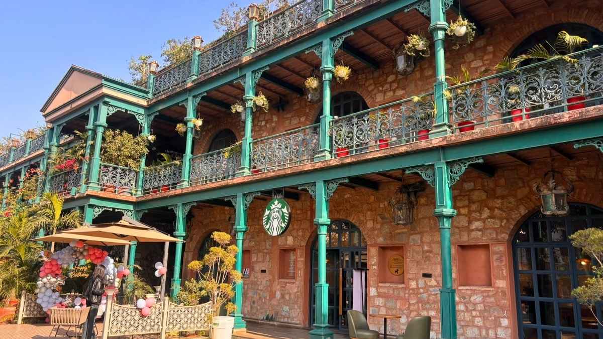 India’s Most Beautiful Starbucks Looks Like A Palace In Jaipur, And Even Peacocks Visit It!