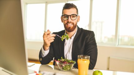 Business Trips Messing With Your Gut? Nutritionist Shares 4 Simple Food Tips To Follow!