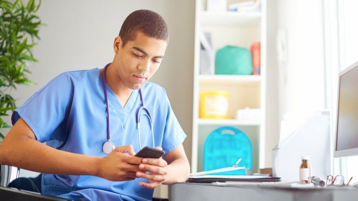 Dubai Doctors & Health Influencers Face New Rules On Social Media Posts