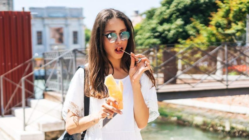 Always On The Go? Nutritionist Shares Healthy Eating Tips For Frequent Travellers
