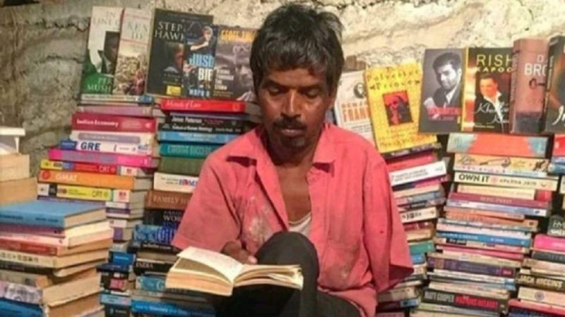 In Andheri, Rakesh Runs A Used Bookstall Where Mumbaikars Can Rent Books At ₹10