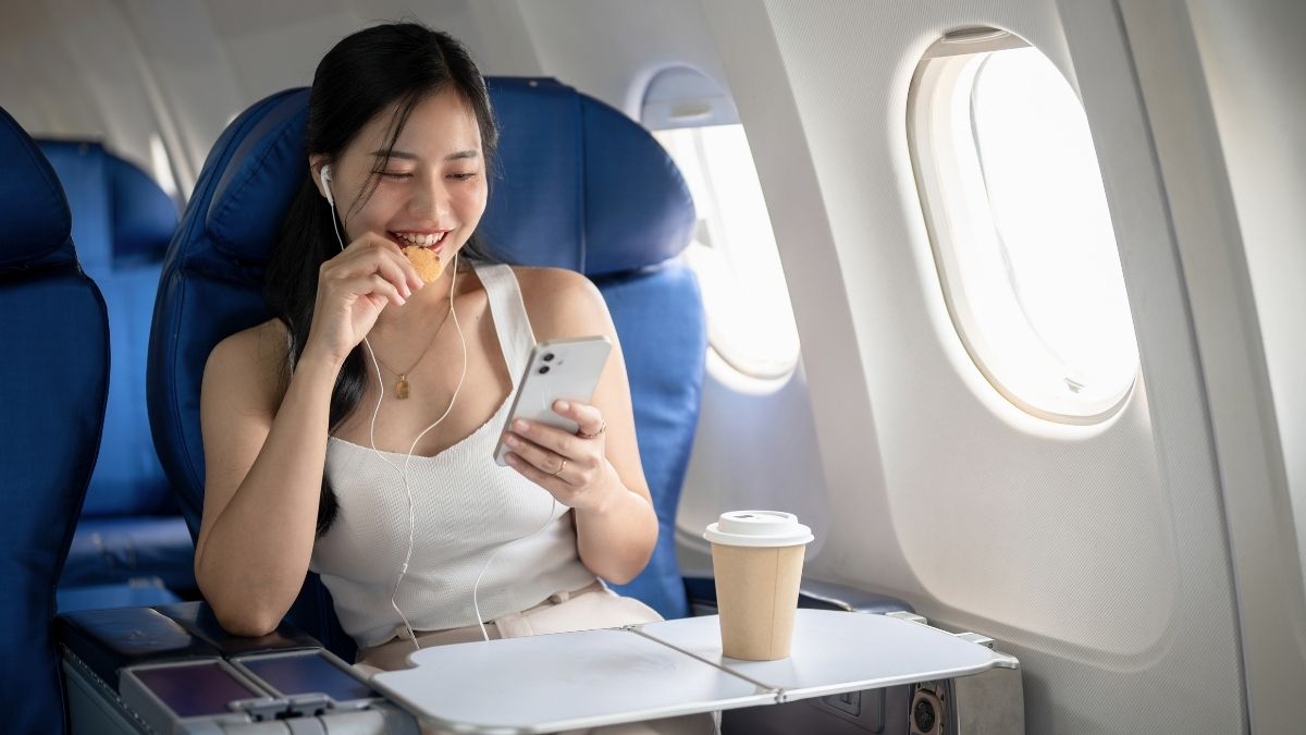5 Easy-To-Carry, Non-Smelly Snacks To Pack For Your Next Flight