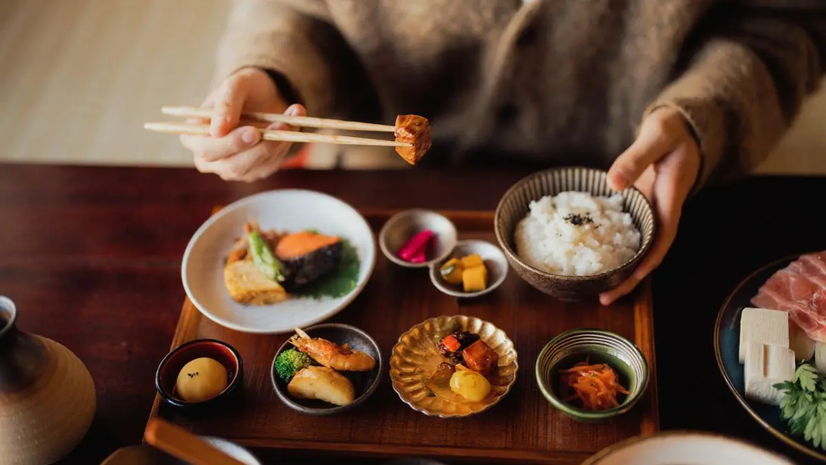 10 Chopstick Rules In Japan That Could Save You From An Awkward Dining Moment