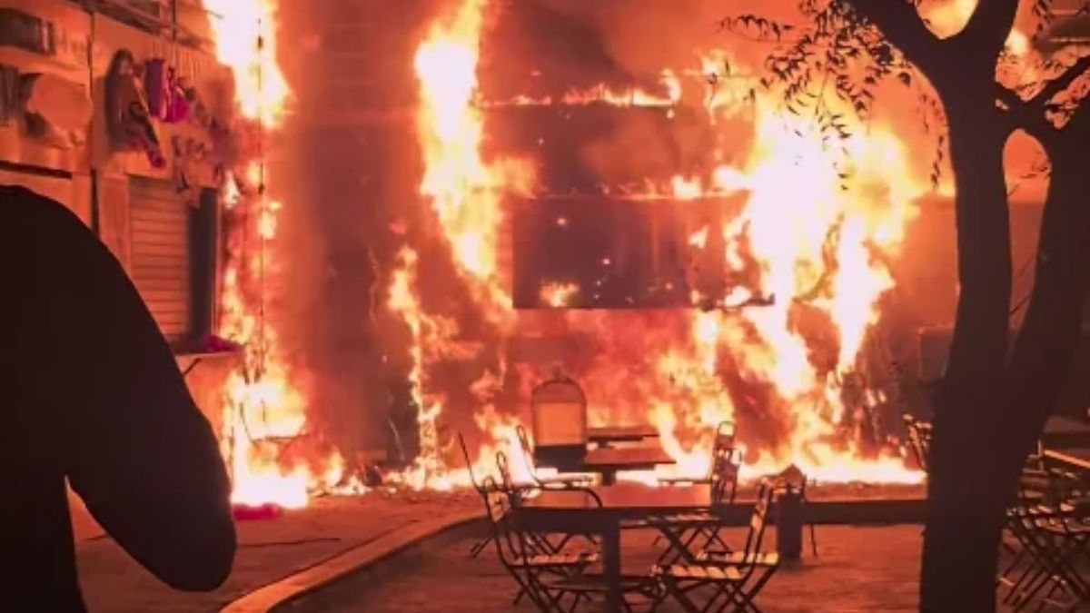 Ahmedabad’s Popular Urban Chowk Catches Fire; 3 Food Stalls Damaged